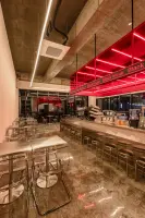 레드 네온 철제 구조물이 돋보이는 힙한 인더스트리얼 카페